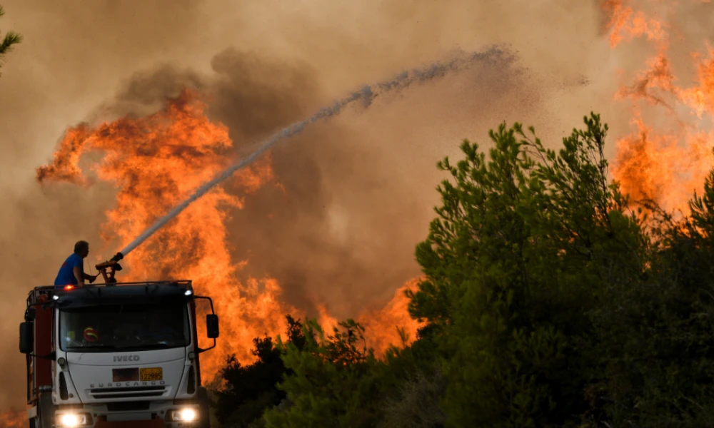 Συνελήφθησαν τρία άτομα για φωτιές σε Νέα Σμύρνη, Σύρο και Δράμα